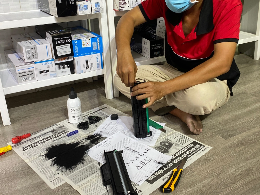 Máy in bị lem mực do sai kỹ thuật khi đổ mực