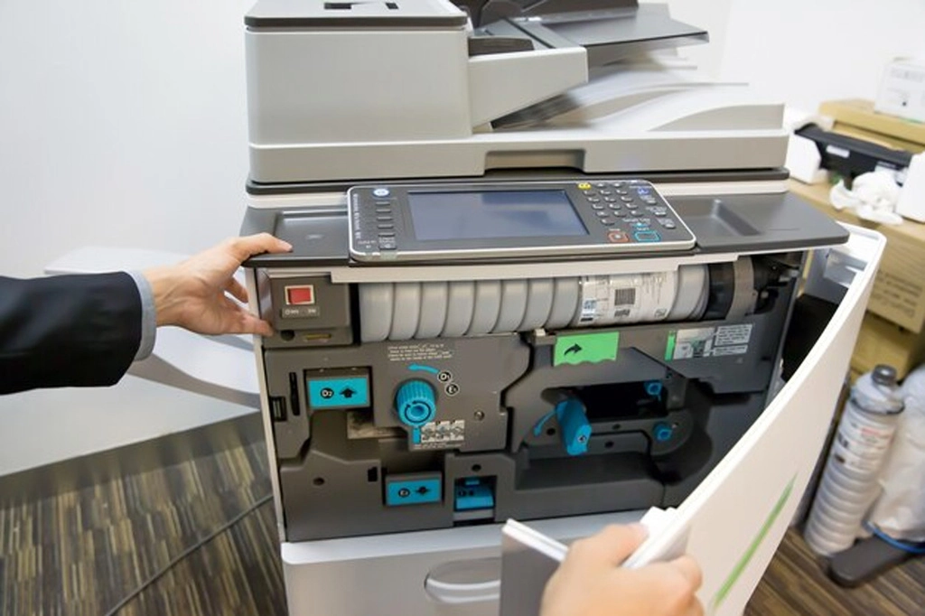 Tiến hành vệ sinh khi nạp mực máy photocopy