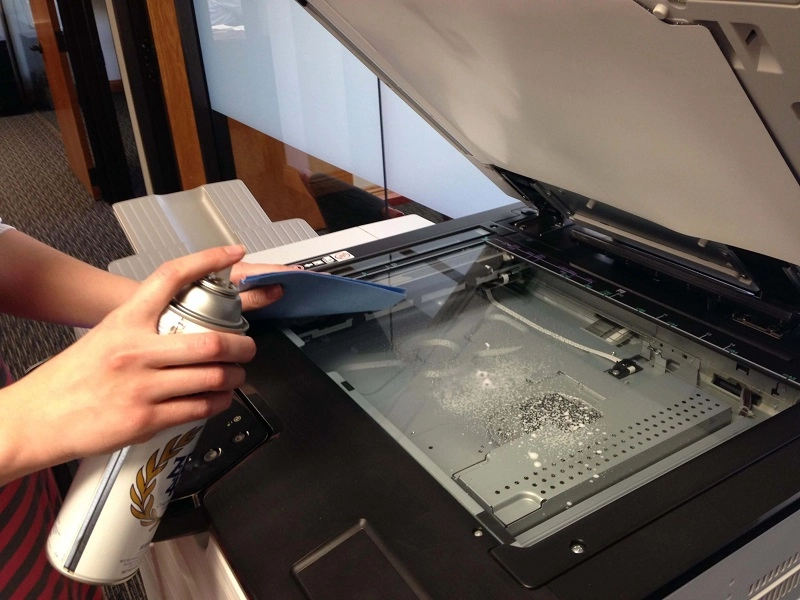 Không phun chất tẩy rửa mạnh lên mặt gương máy