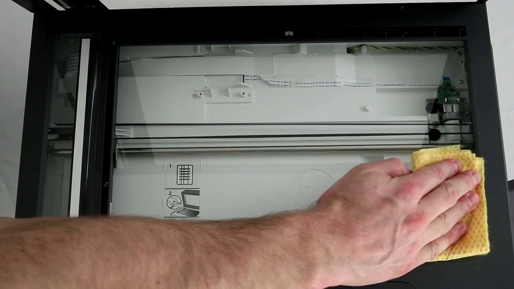 Gương phản chiếu dính nhiều bụi bẩn